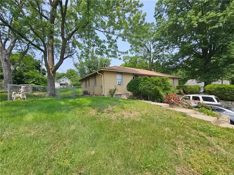 Exterior - 524 E Walnut St, Independence, MO 64050 photo 1 of 2