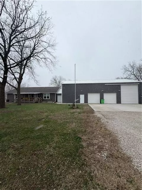 106 S Preston St, Kincaid, KS 66039