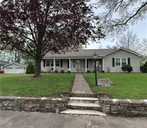545 N 17th St, Lexington, MO 64067