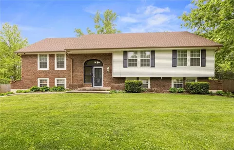 600 NE Sunny Creek Ln, Blue Springs, MO 64014