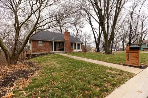 1826 NW Woodland Rd, Riverside, MO 64150