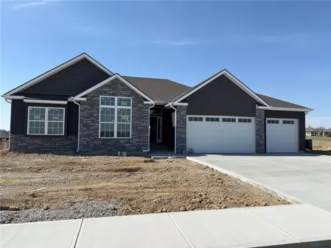 4700 Woodland Shores Ct, Saint Joseph, MO 64505
