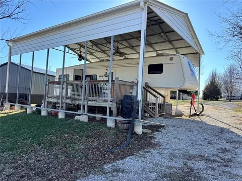 14 Explorer Trl, Linn Valley, KS 66040