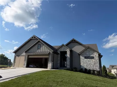 1100 Deer Run Dr, Greenwood, MO 64034