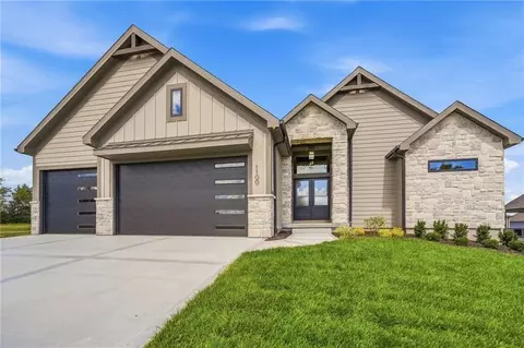 1100 Deer Run Dr, Greenwood, MO 64034