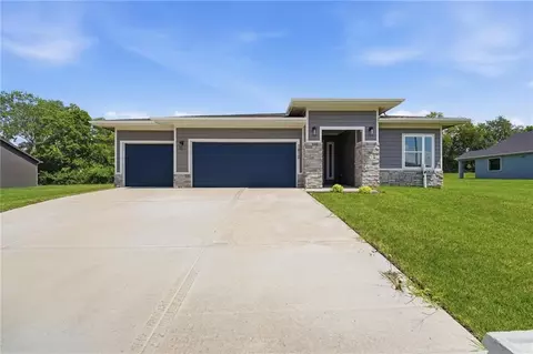 1810 Halls Creek Ave, Raymore, MO 64083