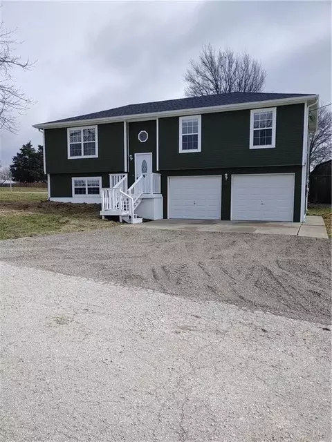 500 S Summit St, Mclouth, KS 66054