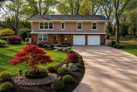 10115 E 31st St, Independence, MO 64052