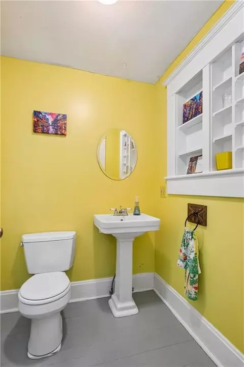 Bath - 424 Walnut St, Weston, MO 64098 photo 3 of 3