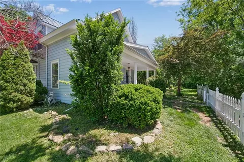 Exterior - 424 Walnut St, Weston, MO 64098 photo 3 of 6