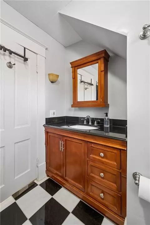 Bath - 424 Walnut St, Weston, MO 64098 photo 2 of 3