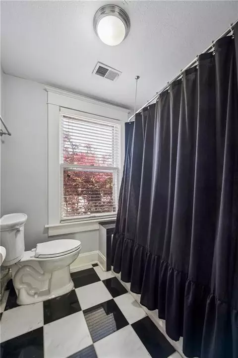 Bath - 424 Walnut St, Weston, MO 64098 photo 1 of 3