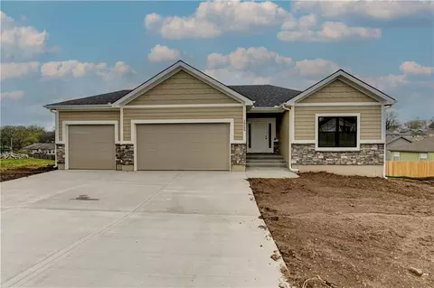 18699 E Bundschu Rd, Independence, MO 64056