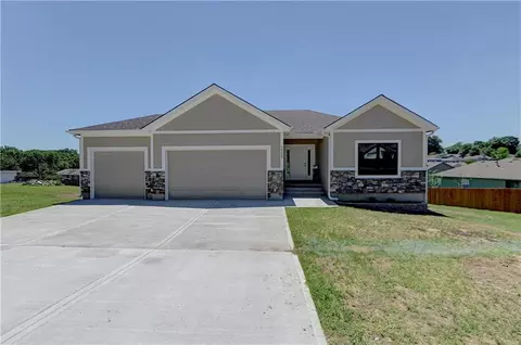 18699 E Bundschu Rd, Independence, MO 64056