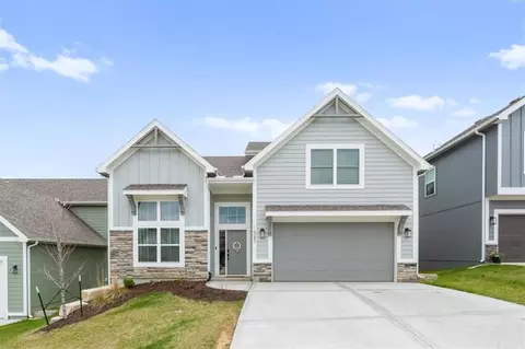 16083 Ryan Cir, Parkville, MO 64152