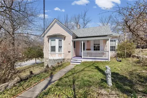 6 W 12th St, Parkville, MO 64152