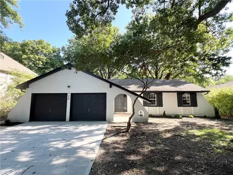 718 NE Mulberry St, Lees Summit, MO 64086