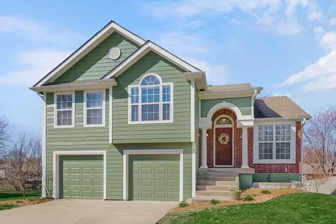 620 SE Sumpter Dr, Lees Summit, MO 64063