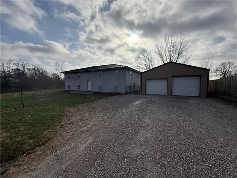 23257 Locust St, Higginsville, MO 64037