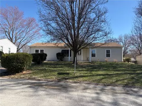 2305 Castle Ln, Saint Joseph, MO 64503