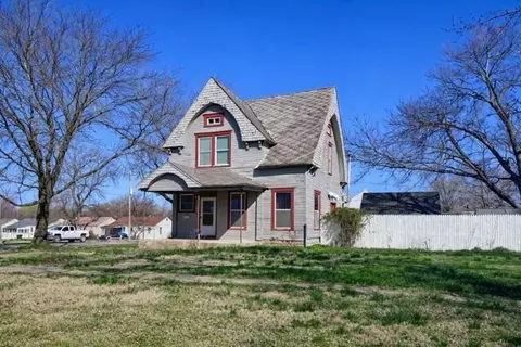 802 Sycamore St, Humboldt, KS 66748