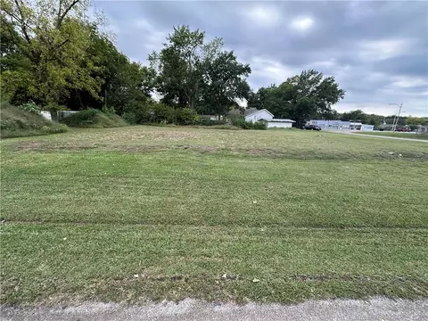 408 E 12th St, Pleasanton, KS 66075 photo 2