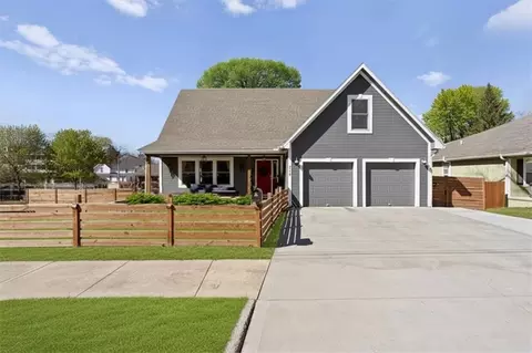 715 S 4th St, Atchison, KS 66002