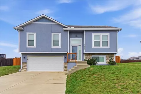 1104 SW 10th Ter, Oak Grove, MO 64075