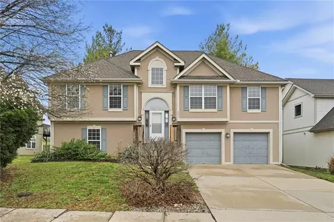 402 Shannon Ave, Smithville, MO 64089