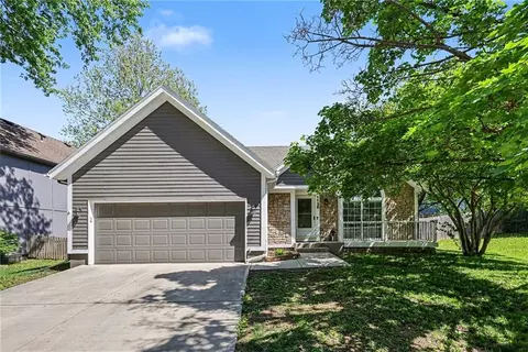 1126 E Charlotte Town Rd, Olathe, KS 66061