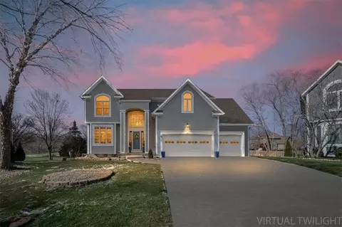 5924 NE Parks View Pl, Lees Summit, MO 64064