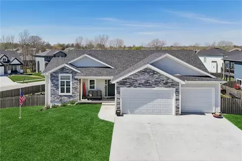594 N Oakwood Ln, Tonganoxie, KS 66086