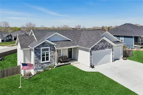 594 N Oakwood Ln, Tonganoxie, KS 66086