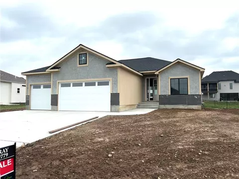 2605 NE Crestview St, Blue Springs, MO 64029