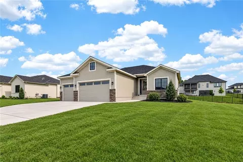 2605 NE Crestview St, Blue Springs, MO 64029