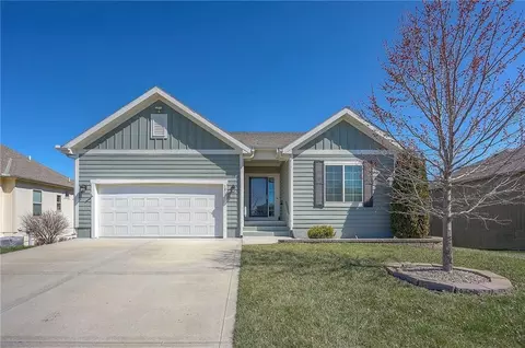 1817 Prairie Grass Dr, Raymore, MO 64083