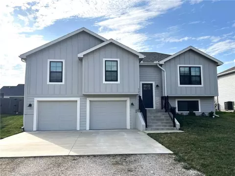 72 SE 461 Rd, Warrensburg, MO 64093