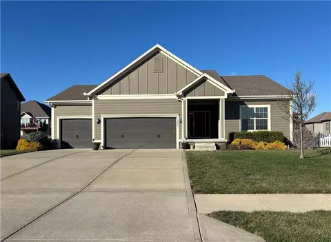 1206 Johnston Dr, Raymore, MO 64083