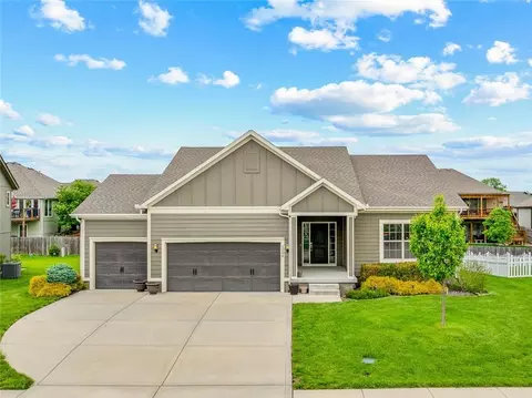 1206 Johnston Dr, Raymore, MO 64083