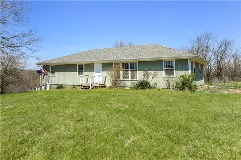 19046 106th St, Mclouth, KS 66054