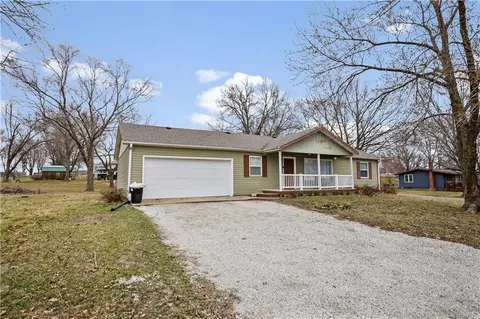 3723 Lake Trenton Dr, Trenton, MO 64683