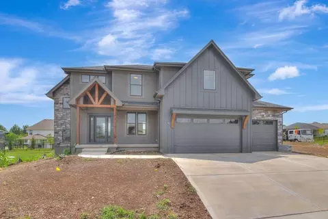 2700 NE Crestview St, Blue Springs, MO 64029