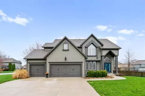 5800 NE Sapphire Cir, Lees Summit, MO 64064