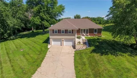 2 Tara Ln, Faucett, MO 64448