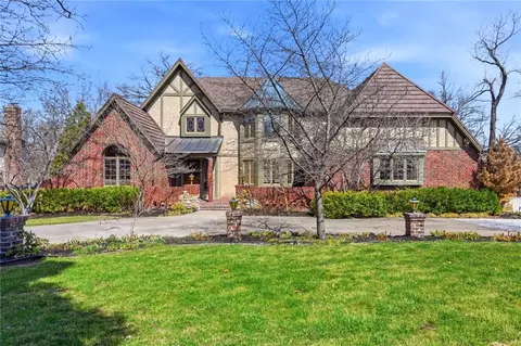 8461 Maplewood Ln, Lenexa, KS 66215