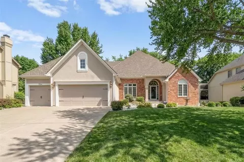 704 NE Ashmont Pl, Lees Summit, MO 64064