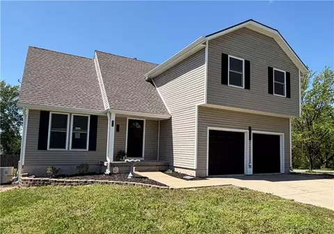 824 S Elk Ln, Bonner Springs, KS 66012