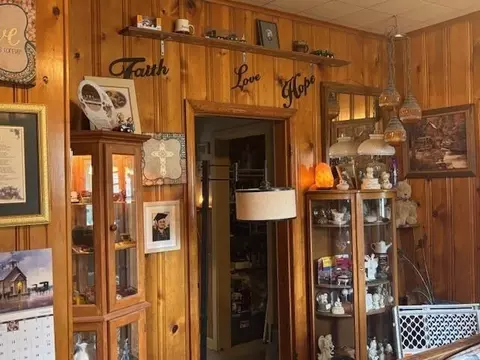 Entry Way - 1119 Mound St, Atchison, KS 66002 photo 1 of 2