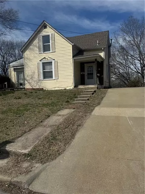 946 Sherman Ave, Leavenworth, KS 66048
