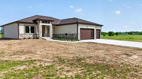422 NE Lakota Dr, Adrian, MO 64720
